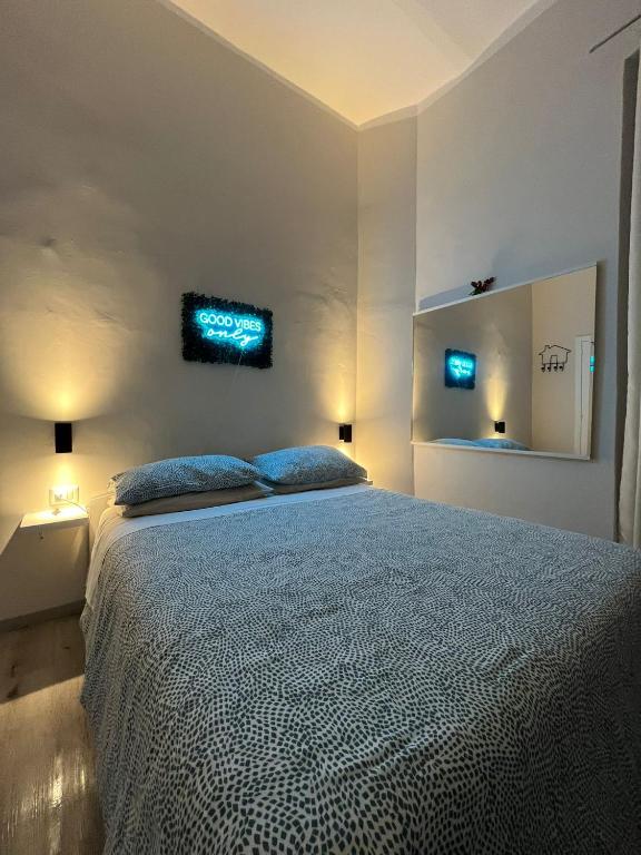 Luxury Suite 2 Bainsizza — Vista letto e specchio