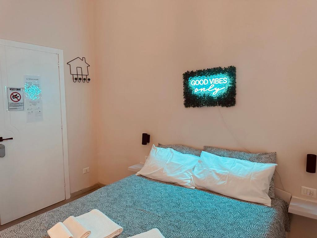 Luxury Suite 2 Bainsizza — Letto con neon Good Vibes