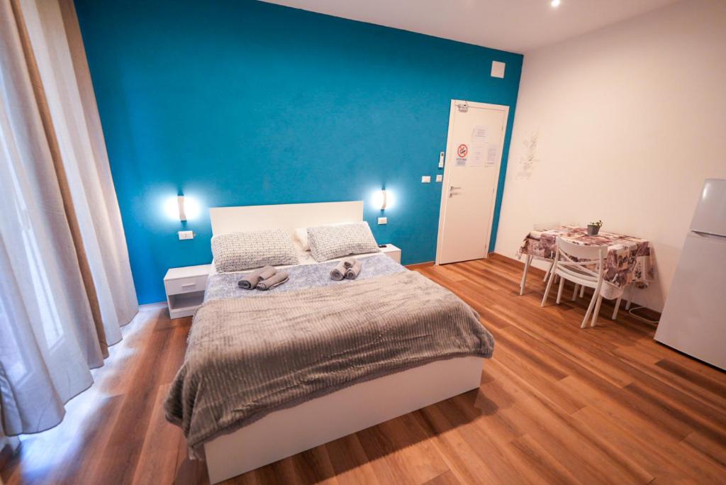 Luxury Suite 1 Rosati — Letto e tavolo