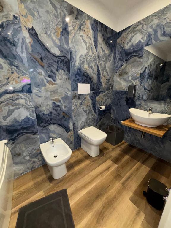 Luxury Suite 1 Rosati — Bagno in marmo blu
