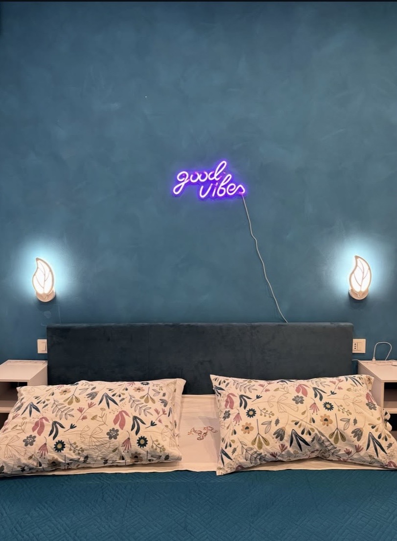 Luxury Suite 2 Rosati — Letto con neon Good Vibes