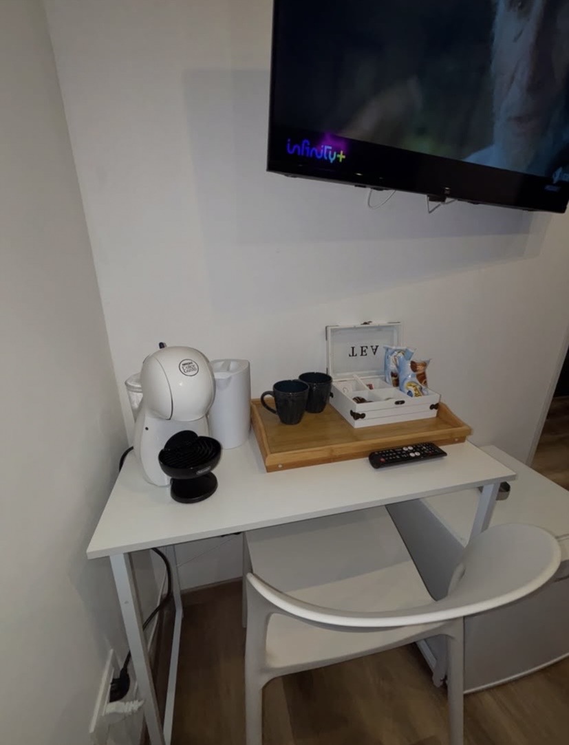 Luxury Suite 2 Rosati — Angolo TV e macchina caffè