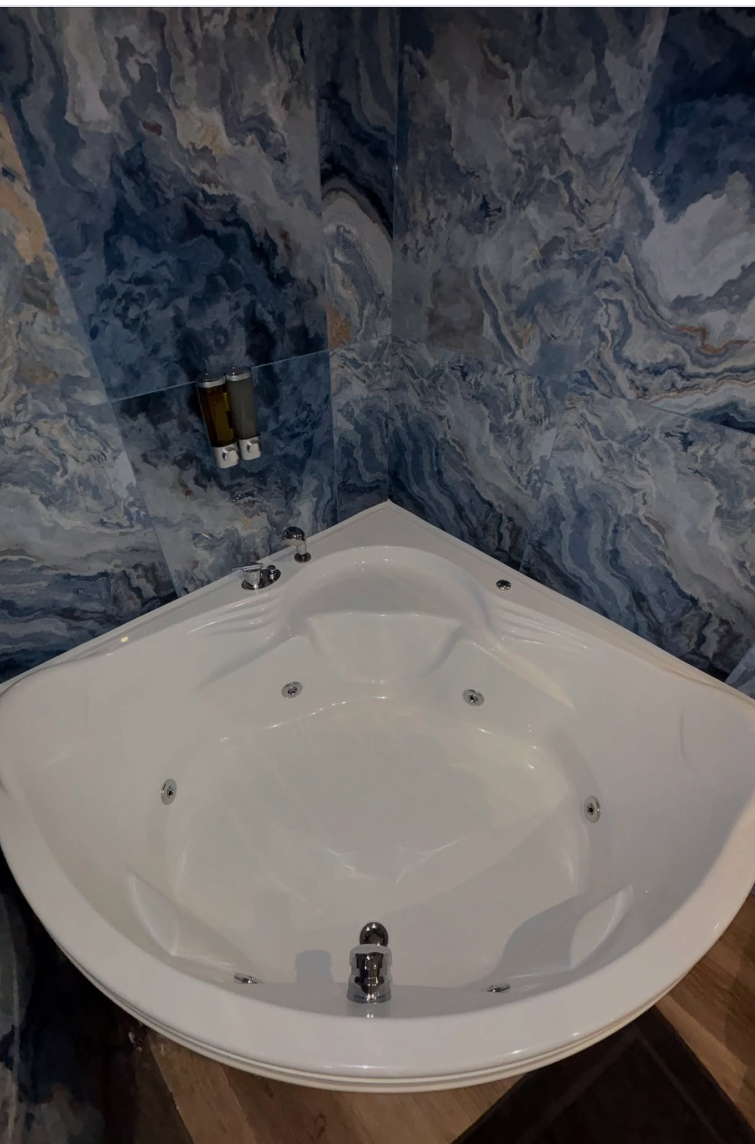 Luxury Suite 2 Rosati — Vasca idromassaggio in marmo blu