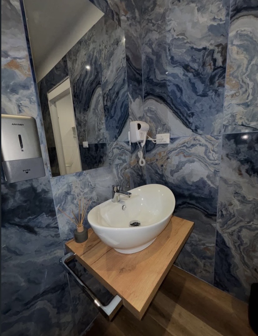 Luxury Suite 2 Rosati — Bagno in marmo blu