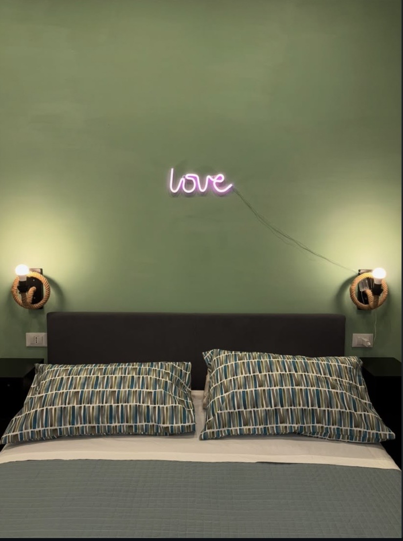 Luxury Suite 3 Rosati — Letto frontale neon Love