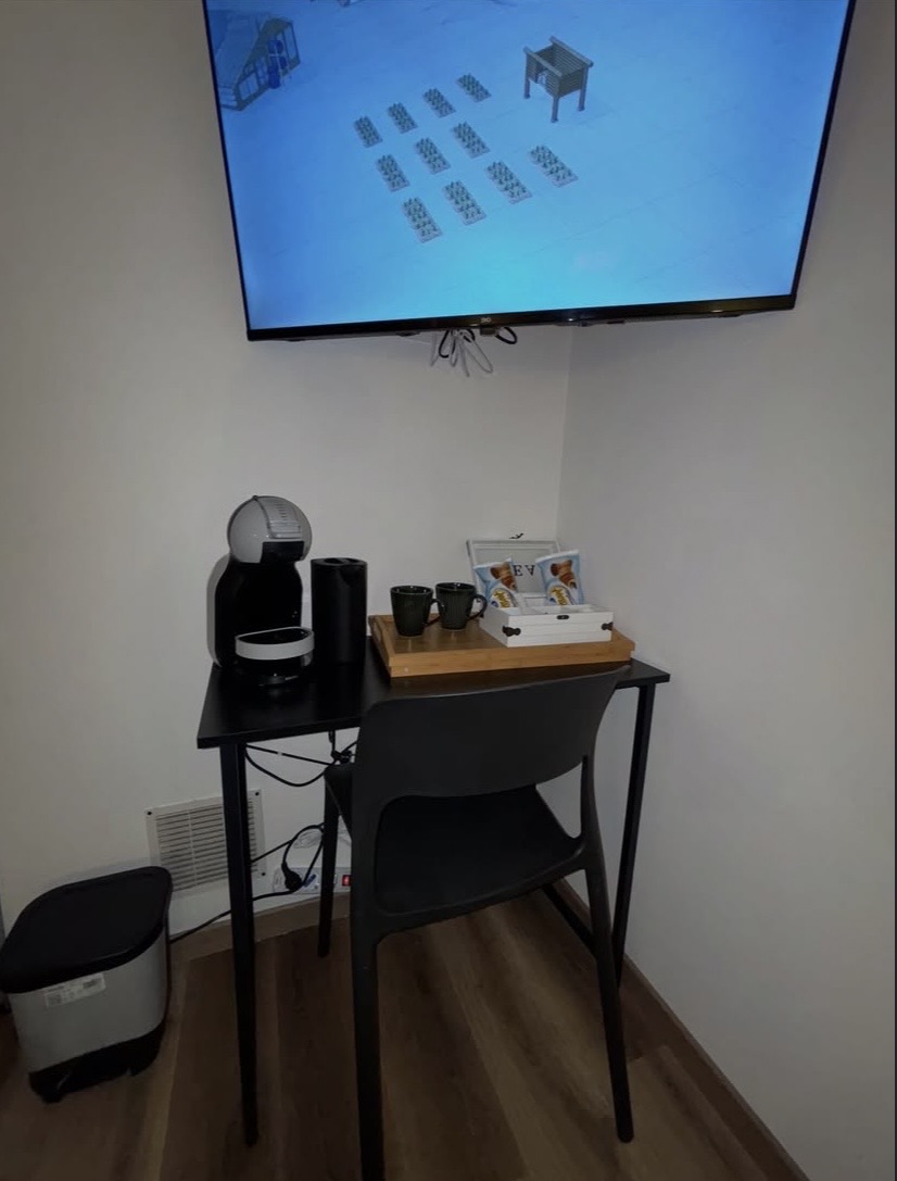 Luxury Suite 3 Rosati — Angolo TV e macchina caffè