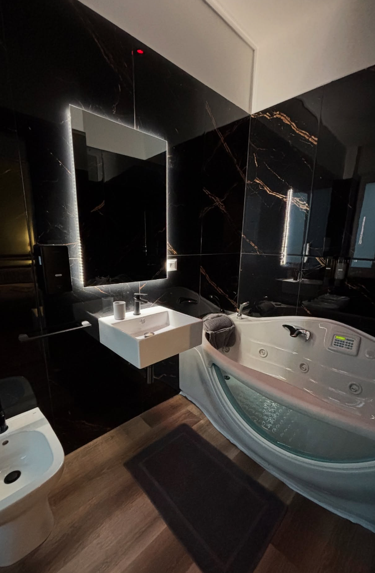 Luxury Suite 3 Rosati — Bagno con vasca idromassaggio